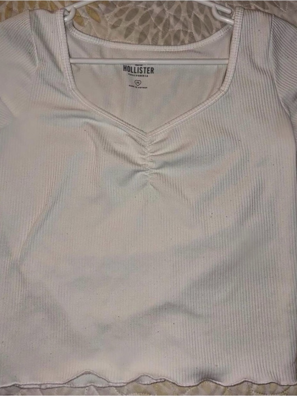 Hollister Women's White Ribbed V-Neck Crop Top
